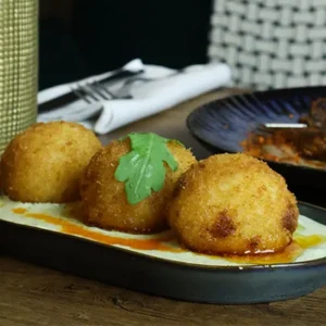 Perle de la Sicile, arancini dorés et croustillants au risotto crémeux, crevettes et truffe