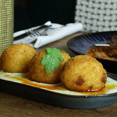 Perle de la Sicile, arancini dorés et croustillants au risotto crémeux, crevettes et truffe
