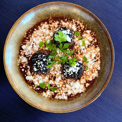 Boulettes de viande aux épices à la turque, servies avec une salsa de tomates, spécialité méditerranéenne à Paris 17.