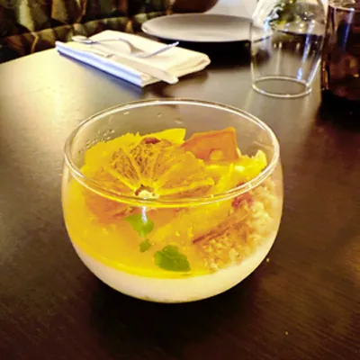 Dessert italien panna cotta à la méditerranéenne servi au restaurant Altamaro à Paris 17. Panna cotta Altamaro