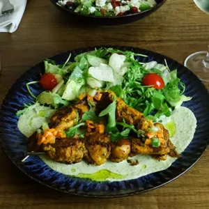 Poulet Soulvaki , un plat typique aux saveurs méditerranéenne Altamaro Paris 17