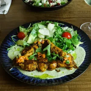 Poulet Soulvaki , un plat typique aux saveurs méditerranéenne Altamaro Paris 17