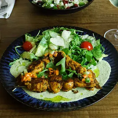 Poulet Soulvaki , un plat typique aux saveurs méditerranéenne Altamaro Paris 17