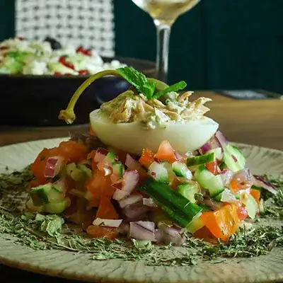 Entrée méditerranéenne fraîche : salade tunisienne au restaurant Altamaro Paris.