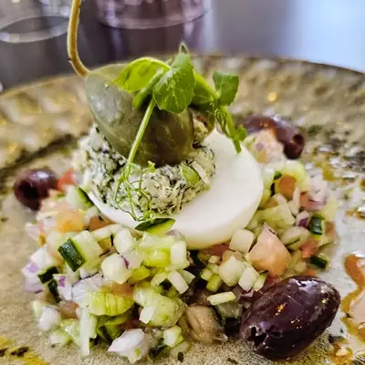Entrée méditerranéenne fraîche : salade tunisienne au restaurant Altamaro Paris