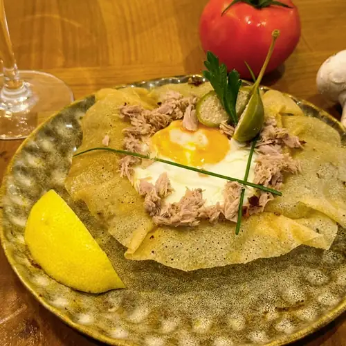 Brick tunisienne dorée à l’huile, garnie de thon ou crevettes, spécialité méditerranéenne chez Altamaro Paris.