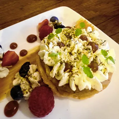 Tarte Tatin,assiette de pâtisseries méditerranéennes variées, dessert traditionnel au restaurant méditerranéen Altamaro