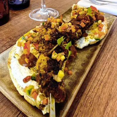 Brochette de Poulet grillé, spécialité méditerranéenne servie au restaurant Altamaro à Paris 17.