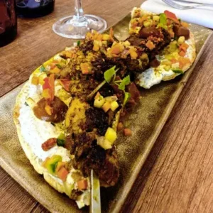 Brochette de Poulet grillé, spécialité méditerranéenne servie au restaurant Altamaro à Paris 17.