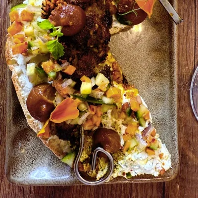 Brochette de Poulet- Grec,spécialité méditerranéenne servie au restaurant Altamaro à Paris 17.