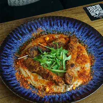 rochettes d’onglet de bœuf grillées aux épices méditerranéennes, servies avec une purée de chou-fleur parfumée chez Altamaro à Paris.
