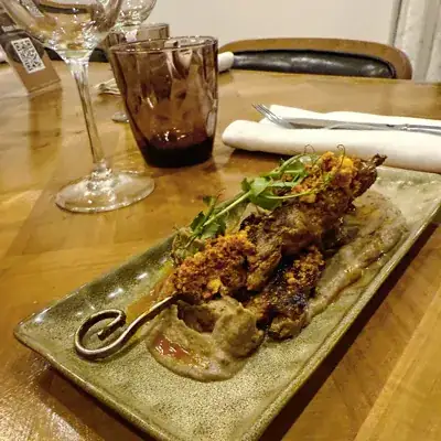 Brochettes de bœuf méditerranéennes grillées avec purée de chou-fleur au sumac et huile d’olive.