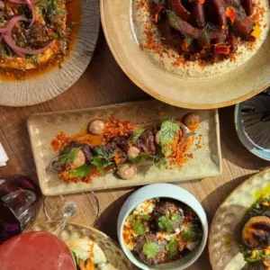Assortiment coloré de plats méditerranéens au restaurant Altamaro Paris 17