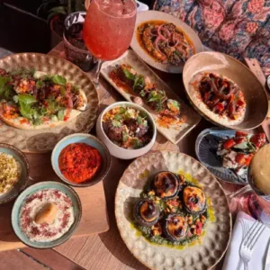 Assortiment de plats méditerranéens traditionnels servi au restaurant Altamaro à Paris 17