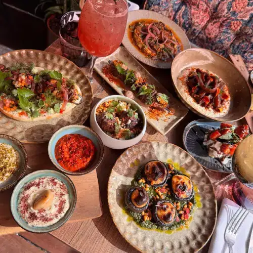 Assortiment de plats méditerranéens traditionnels servi au restaurant Altamaro à Paris 17