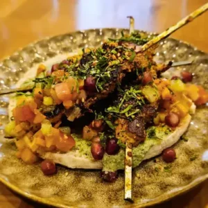 Poulet Soulvaki au restaurant méditerranéen Altamaro, Paris 17