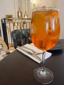 Moment de détente autour d’un cocktail méditerranéen au cœur de Paris 17