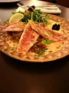 Filet de Rouget servi à Altamaro restaurant méditerranéen à Paris 17