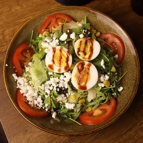 Salade méditerranéenne chez Altamaro restaurant méditerranéen Paris.
