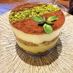 résor de Pistache Altamaro, dessert signature d’un restaurant méditerranéen à Paris 17.