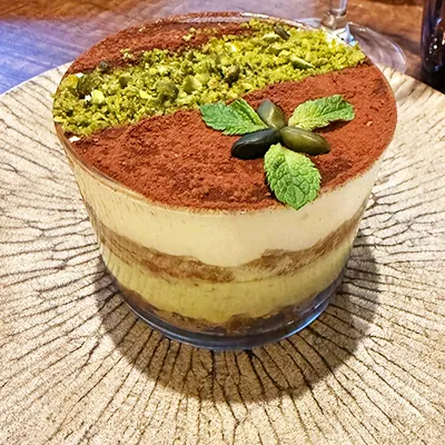 résor de Pistache Altamaro, dessert signature d’un restaurant méditerranéen à Paris 17.