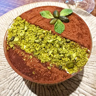 Trésor de Pistache Altamaro, dessert du restaurant méditerranéen à Paris.
