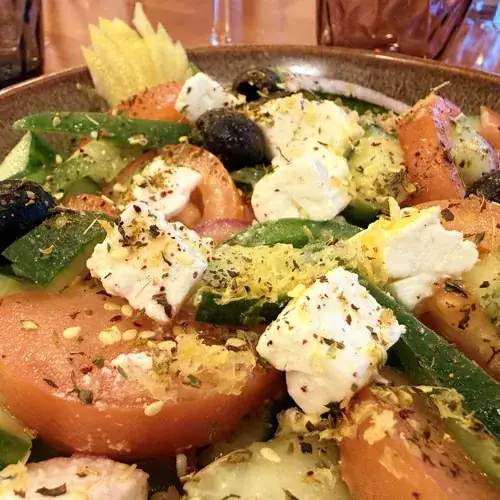 salade grecque , altamaro paris , prés du palais des congrès, Paris 17.