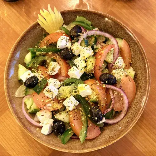 salade grecque , altamaro paris , prés du palais des congrès