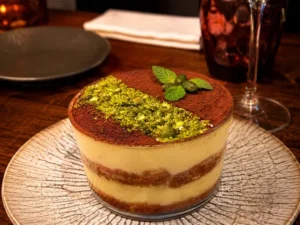 Tiramisu maison – Dessert italien crémeux au café, restaurant Atlamaro Paris 17 proche Palais des Congrès