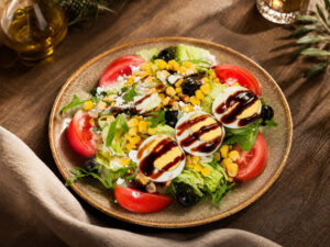Salade méditerranéenne chez Altamaro restaurant méditerranéen Paris 17- Ternes-Porte Maillot.