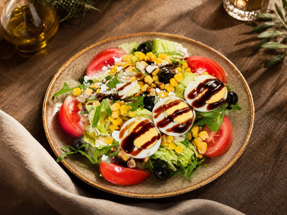 Salade méditerranéenne chez Altamaro restaurant méditerranéen Paris 17- Ternes-Porte Maillot.